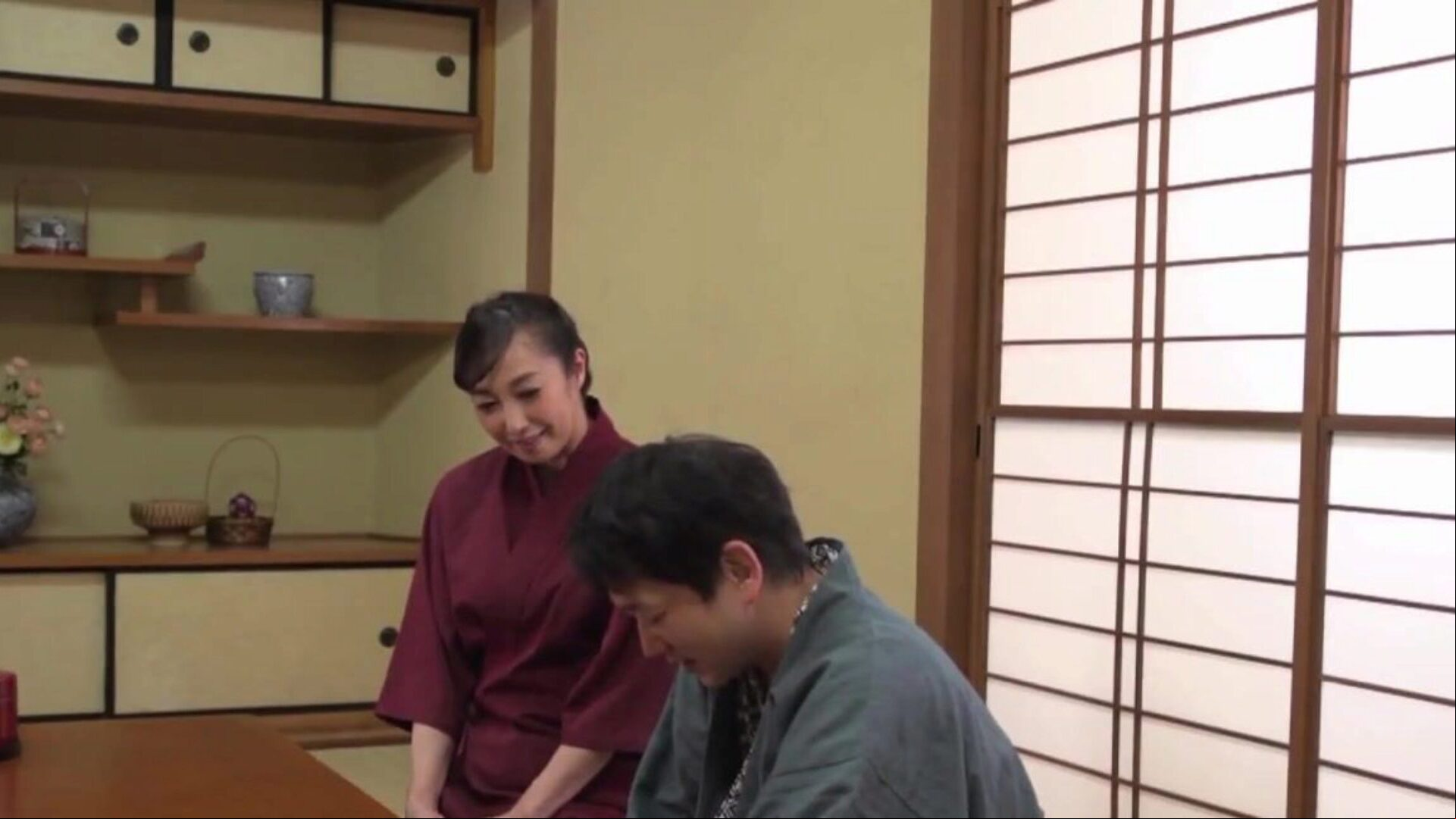 艶 め か し い 色 香 を 放 つ 巨乳 な 女将 性交 を 楽 し し む
